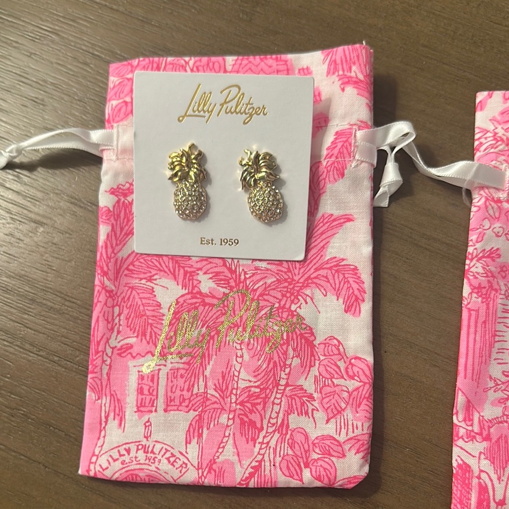 Lilly Pulitzer Gold pineapple stud Earrings brand new GWP